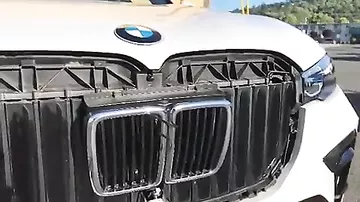 BMW X7 krossoveri E30 modelinin radiator barmaqlığı ilə
