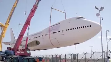 Буксировка Boeing 747 по воде попала на камеры