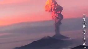 Снятое с борта самолета извержение вулкана восхитило пользователей Сети