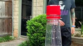 Джейсон Стэтхем присоединился к Bottle Cap Challenge, открыв бутылку ударом ноги