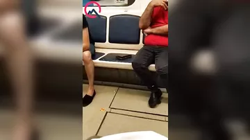 Bakı metrosunda biabırçılıq - Qatarda siqaret çəkdi