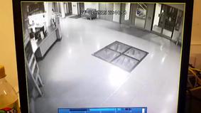 Камеры в больнице сняли, как двери открылись сами, пропуская загадочный силуэт