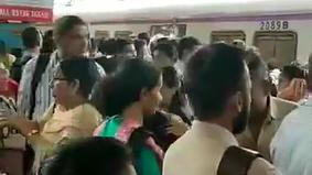 Пассажира поезда снесло толпой людей, покидающих вагон