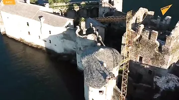 Башенный кран рухнул на средневековый замок в Италии