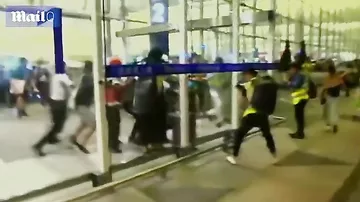Honkonq "etiraz iflic"ində:yüzlərlə yaralı