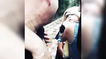 Tacirin oğlu Şahmalı körpə qardaşına layla oxuyur