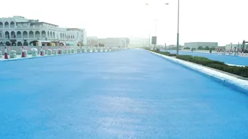 Зачем в Катаре власти требуют красить асфальт в голубой цвет