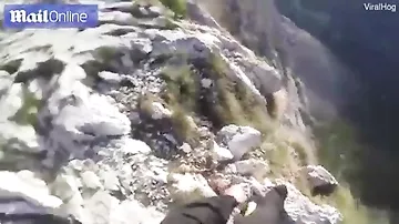 Жуткий прыжок бейсджампера с аварийным парашютом попал на камеры