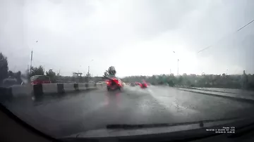 Молния ударила в машину на российском шоссе и попала на камеры