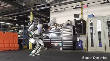 Прорыв в технологиях: человекоподобный робот прыгает, кувыркается и встает на руки
