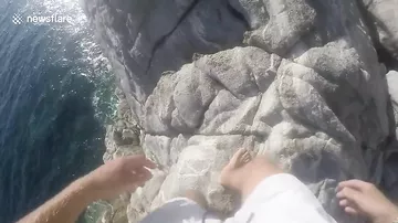 Экстремал, прыгнувший в море, чуть не приземлился на камни