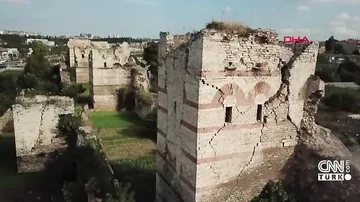 Землетрясение повредило Стамбульские крепостные стены