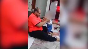 Отец избивал свою маленькую дочь за то, что та не умеет ходить