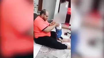 Отец избивал свою маленькую дочь за то, что та не умеет ходить