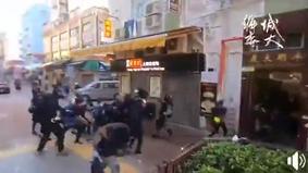 Выстрел полицейского в протестующего в Гонконге попал на камеры-1