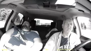 Колоритный дуэт американцев, заснувший в салоне автомобиля, чуть не угодил в ДТП