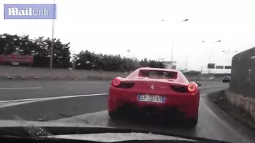 Владелец крутого Ferrari, совершая обгон, зрелищно разбил свой спорткар