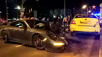 Porsche врезался в такси с пассажирами в Москве