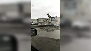 Сильный ветер в России срывает крыши и валит деревья