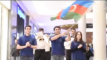 В торговом центре провели музыкальный парад с флагами Азербайджана