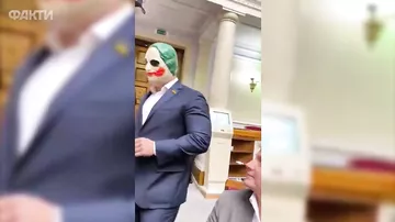 Deputat parlamentə Coker maskasında getdi
