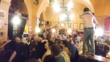 Uelsli fanatlar Bakıda belə əylənirlər