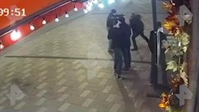 Камера сняла избиение капитана спецназа ФСБ у бара в центре Москвы
