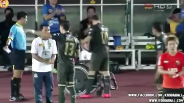 Футболист отпраздновал гол вместе с парнем на инвалидном кресле