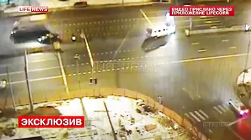 Авария с маршруткой и каретой скорой помощи в Москве попала на видео