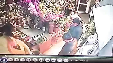 В Киеве бандиты ограбили цветочный магазин и жестоко избили женщину