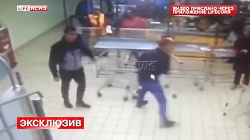 В Москве покупатели «Пятерочки» забросали продавцов тележками