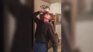 Мужчина удивил родных, выпив пиво со лба без помощи рук