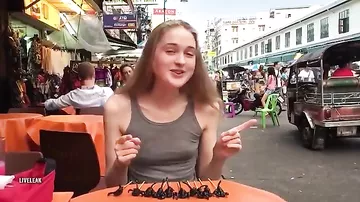 Девушка за раз съела 10 скорпионов