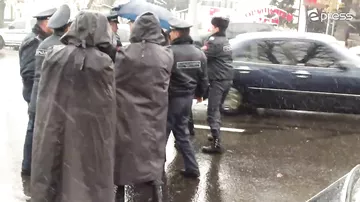 У офиса президента Армении полиция оградила делегацию от матерей погибших в армии солдат