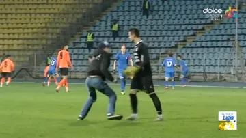 В Румынии болельщик напал на вратаря во время матча