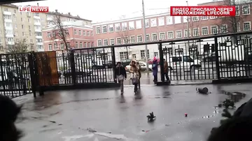 Ветер снес обшивку крыши с немецкого посольства в Москве