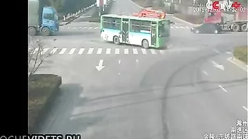 Экскаватор протаранил пассажирский автобус