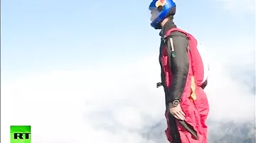Китаец прыгает со скалы в специальном костюме
