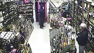 В Нью-Йорке хозяин магазина обратил в бегство вооруженного грабителя