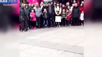 Пожилой китаец «врывается» на уличный танцевальный конкурс