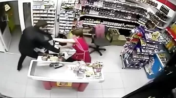 Продавщица из Ханты-Мансийска попыталась отговорить преступника от ограбления