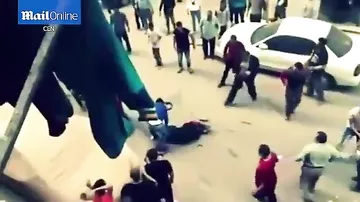 В Египте побивают камнями мужчину, который пытался зарезать жену