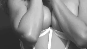 Миранда Керр с голой грудью снялась в горячем видео