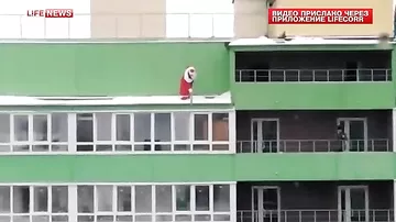 В Кирове Дед Мороз поздравил ребёнка через балкон 13-го этажа