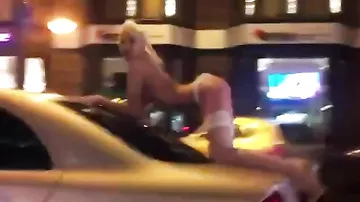 Голая телка танцует на авто
