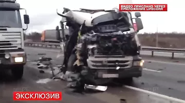 В Петербурге столкнулись два грузовика, один вылетел в кювет