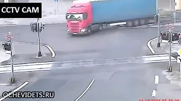 В Чехии поезд сбил огромный грузовик