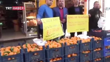 Богатые турки скупили 10 тон апельсинов и раздали бедным