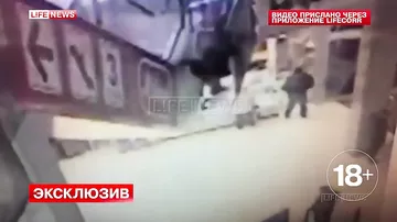 Падение посетителя ТЦ в Казани с эскалатора сняли камеры