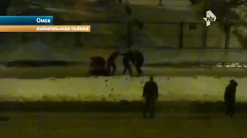 В Омске очевидцы сняли на камеру телефона массовую драку на обочине дороги